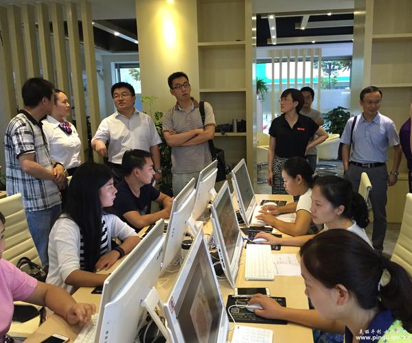 经济管理学院副教授,经济学博士吴丰华一行3人来县调研社区工厂发展